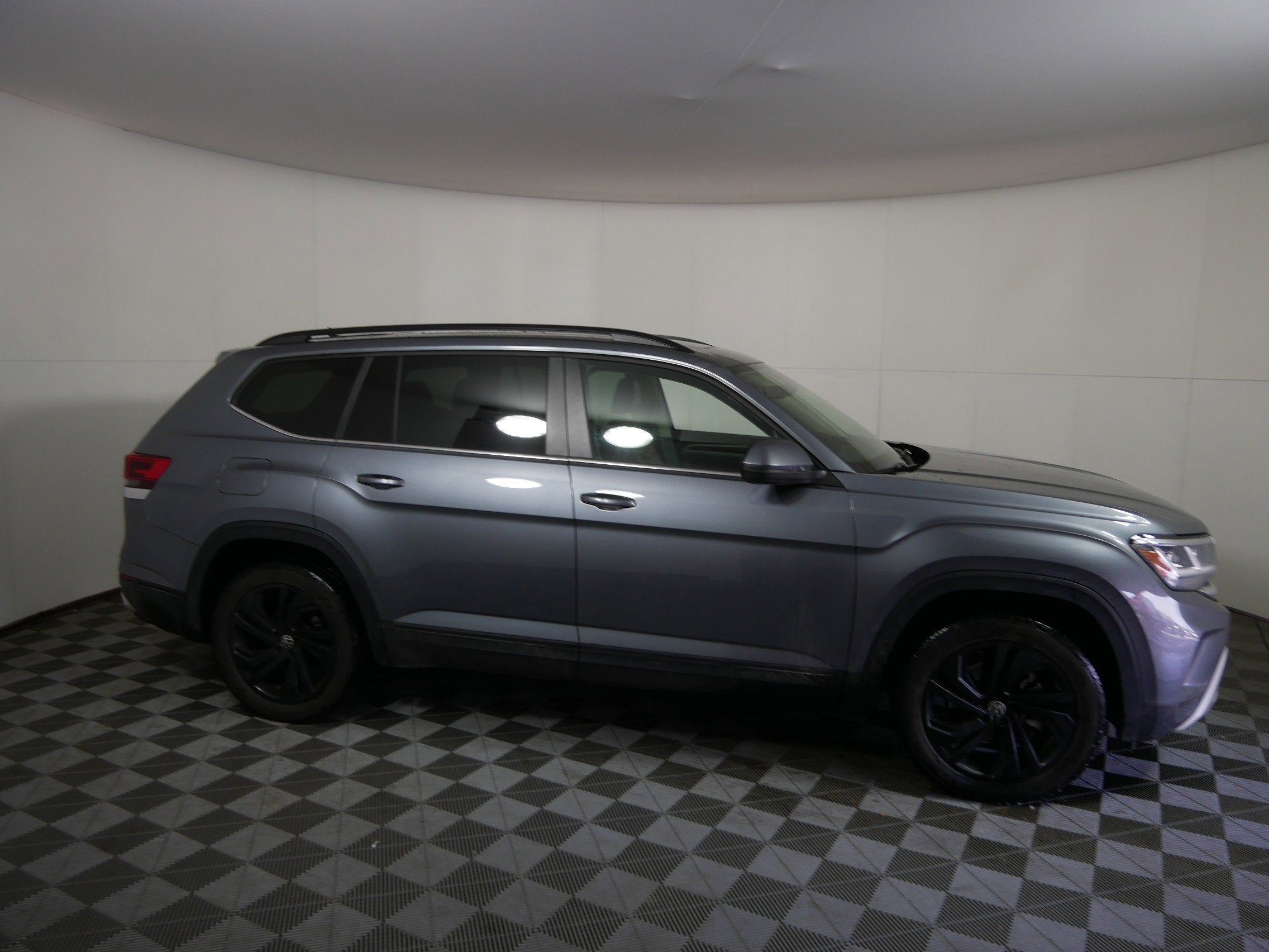 Used 2022 Volkswagen Atlas SE w/Tech with VIN 1V2KR2CA2NC536466 for sale in Golden Valley, Minnesota