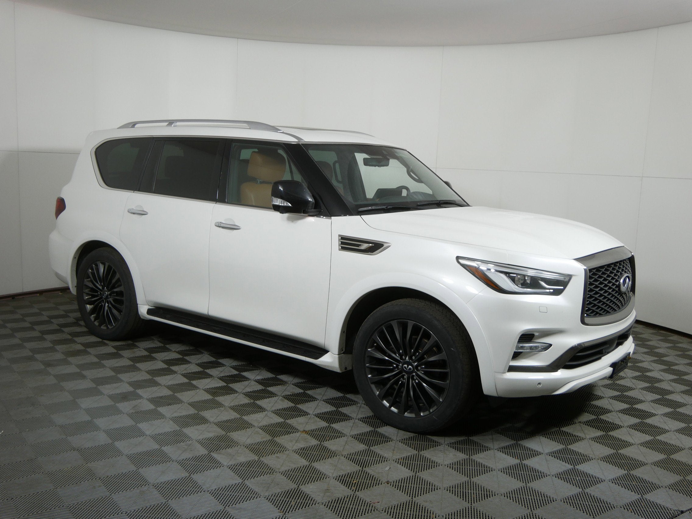 2023 INFINITI QX80 LUXE