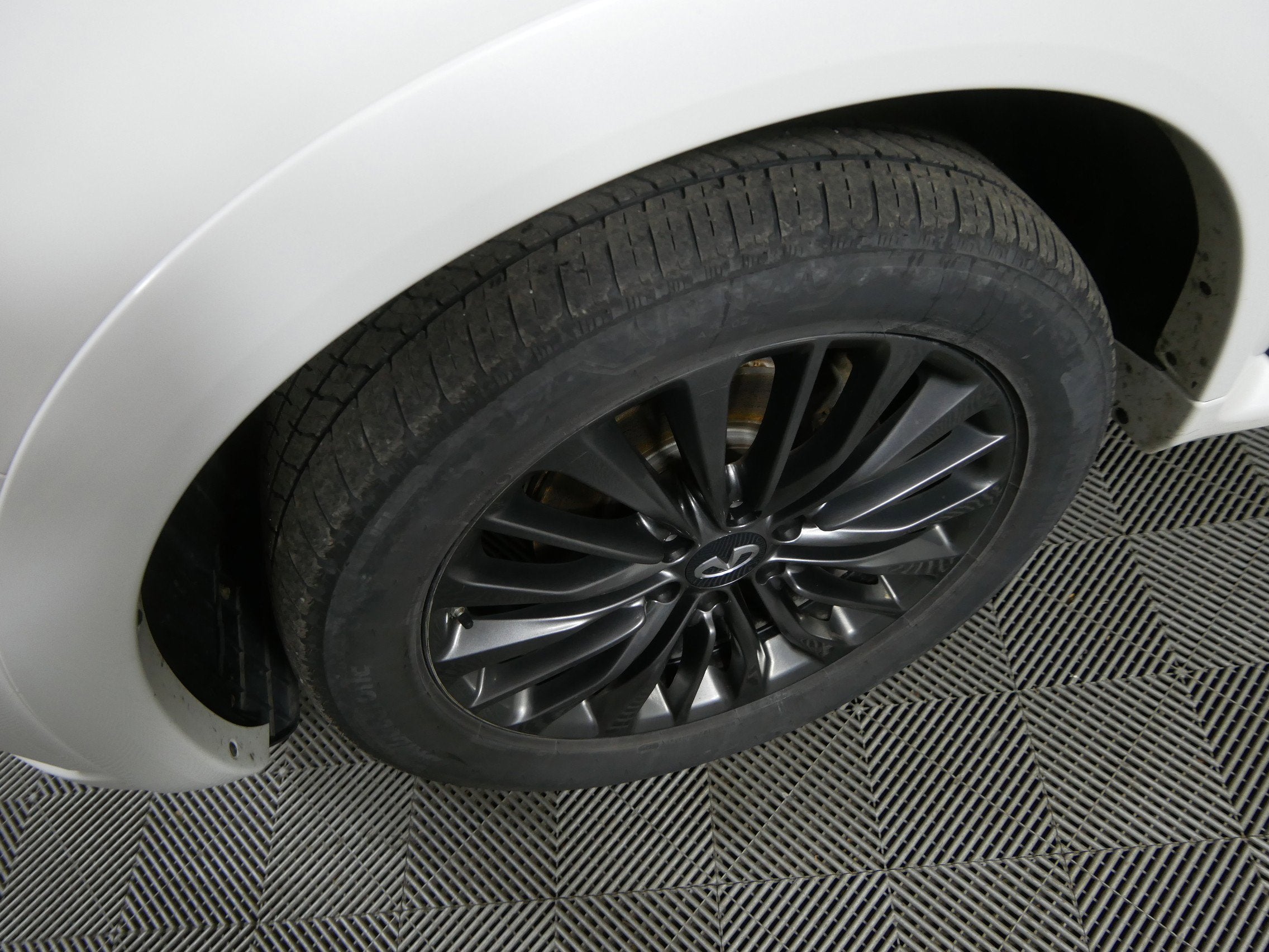 2023 INFINITI QX80 LUXE