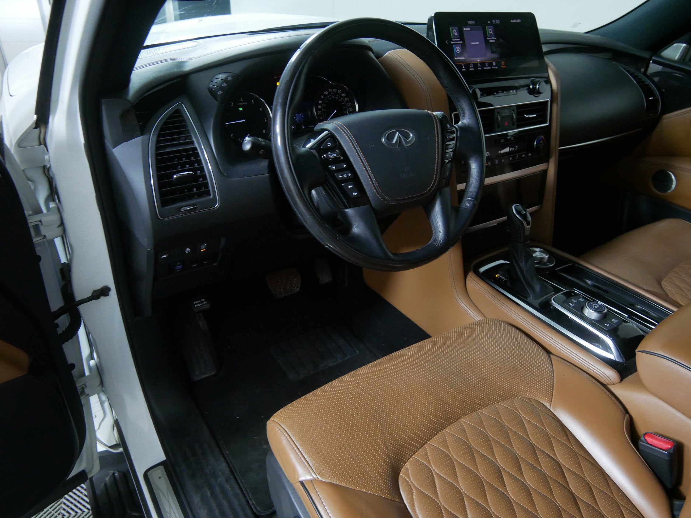 2023 INFINITI QX80 LUXE