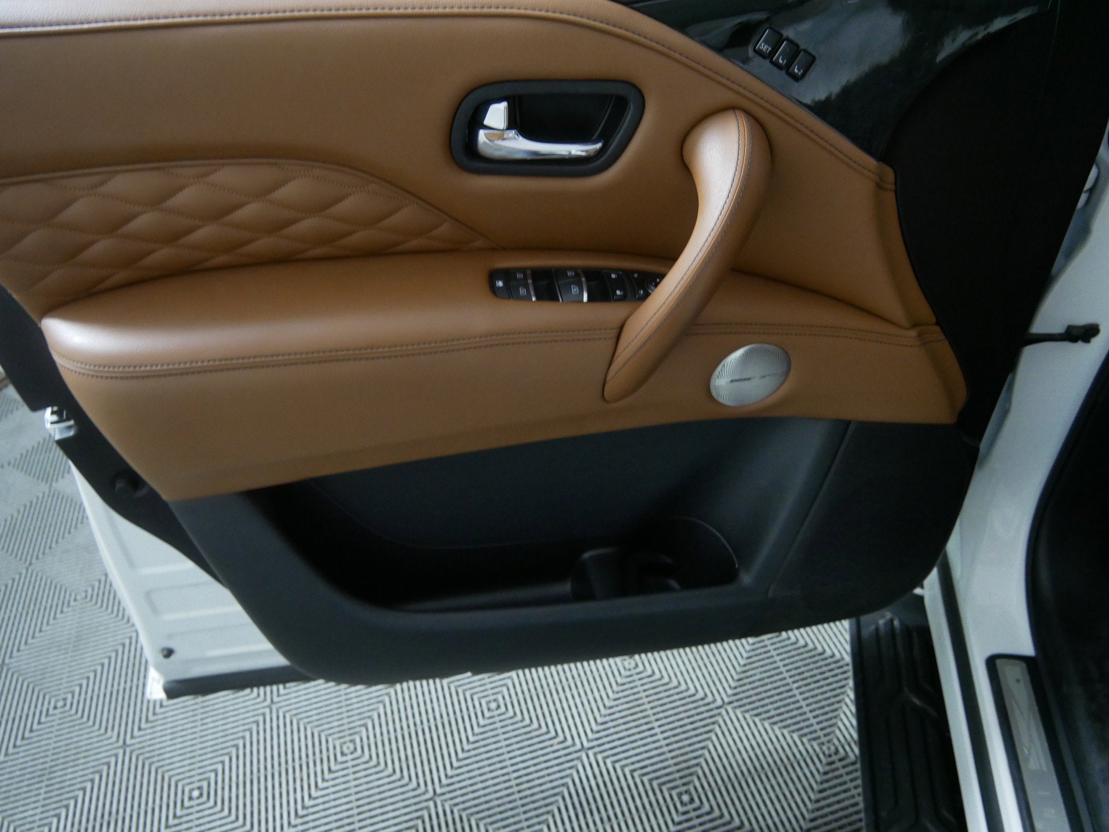 2023 INFINITI QX80 LUXE