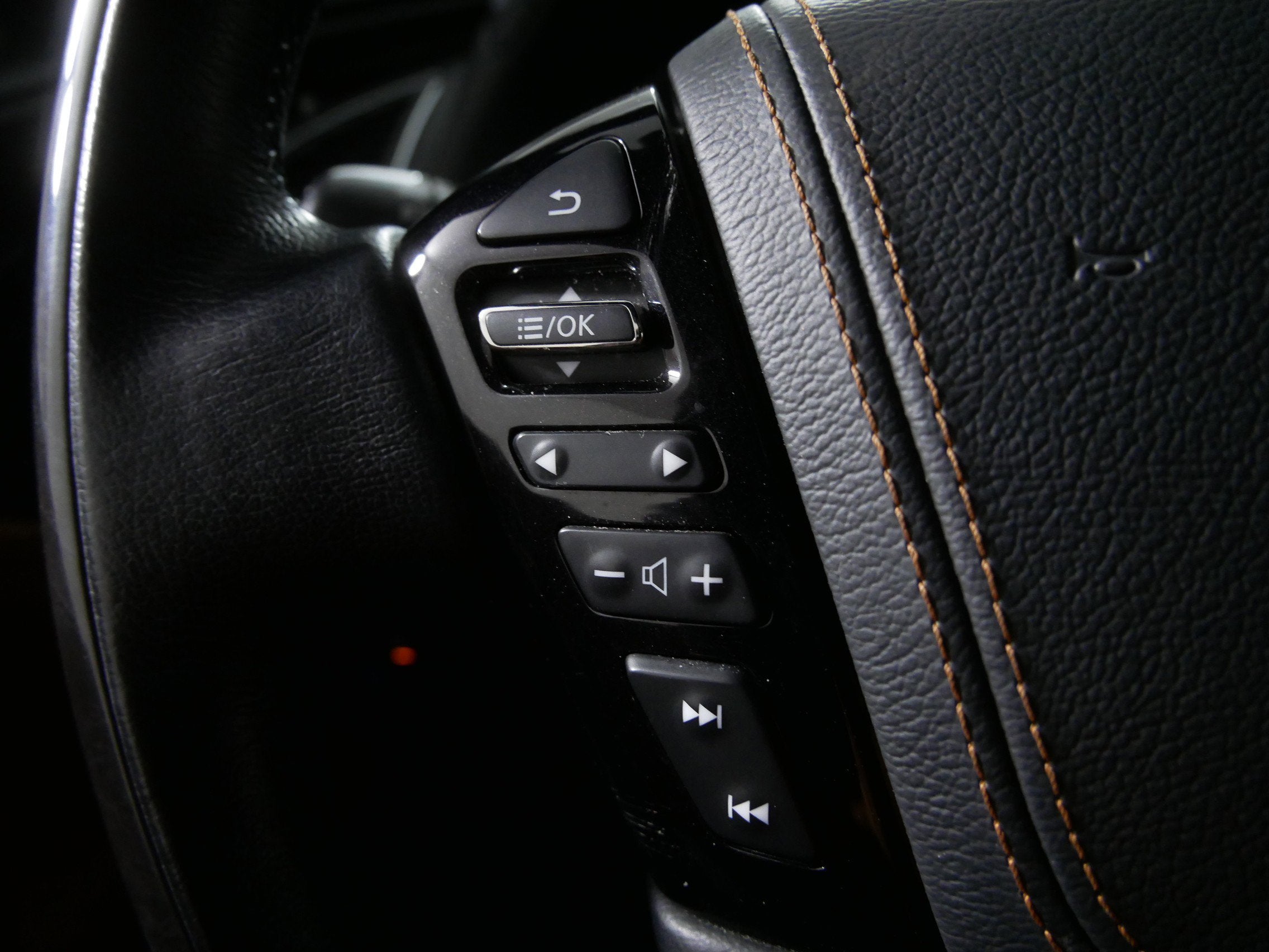 2023 INFINITI QX80 LUXE