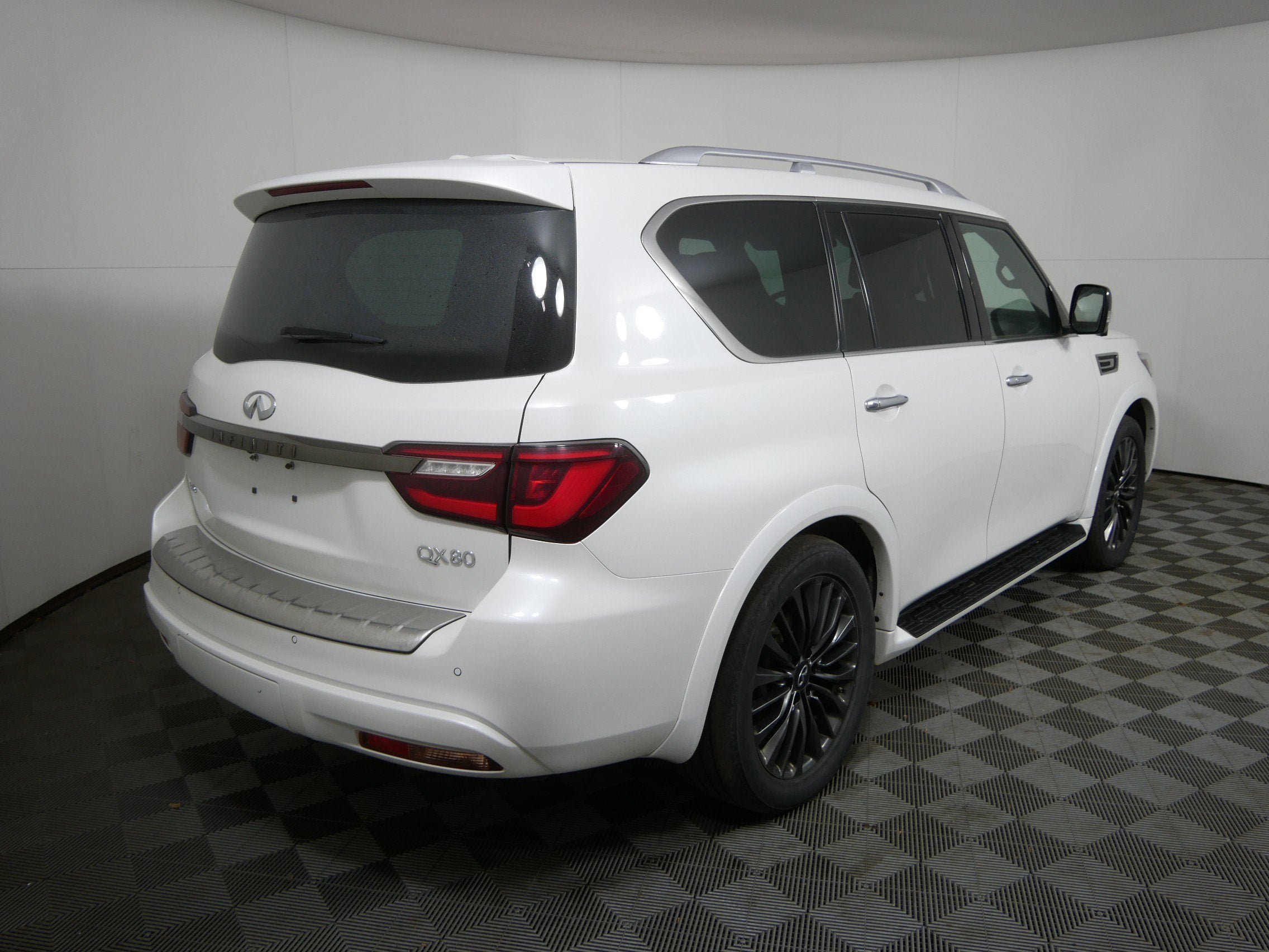 2023 INFINITI QX80 LUXE