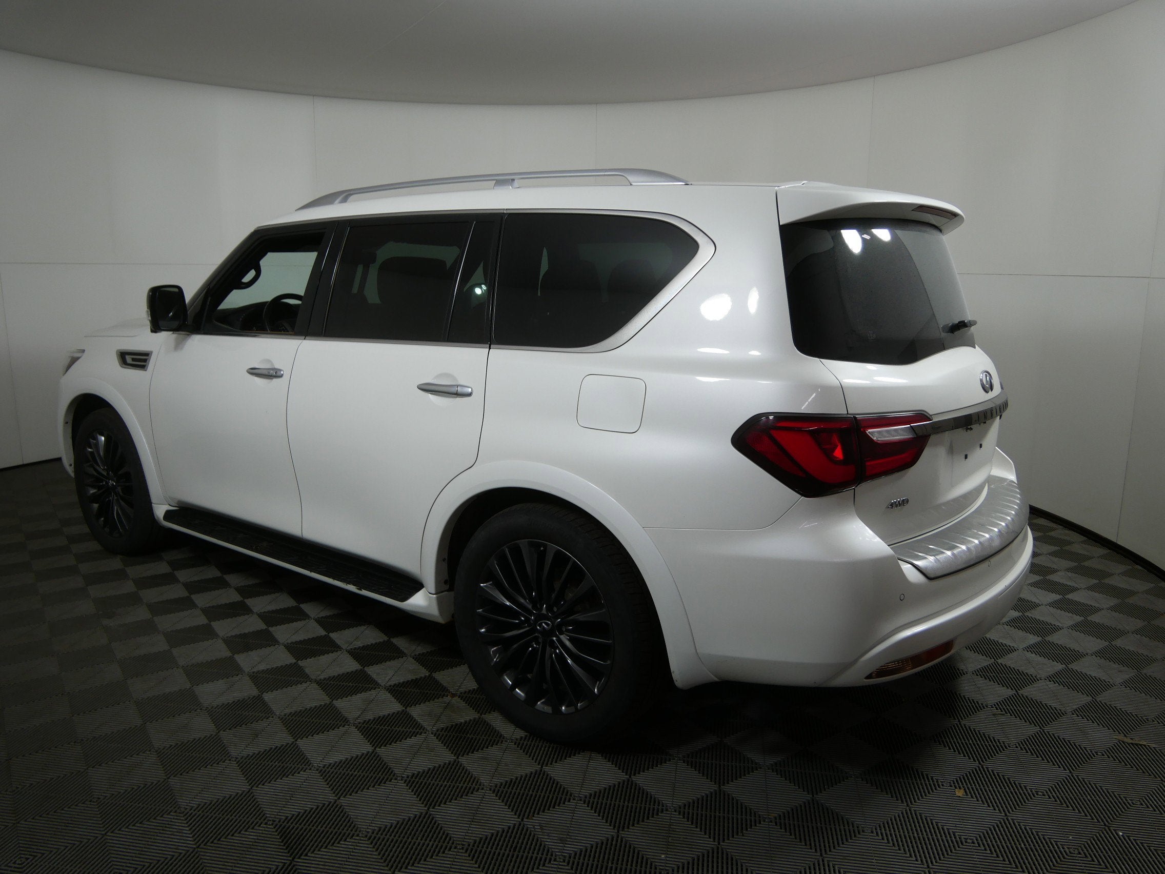 2023 INFINITI QX80 LUXE