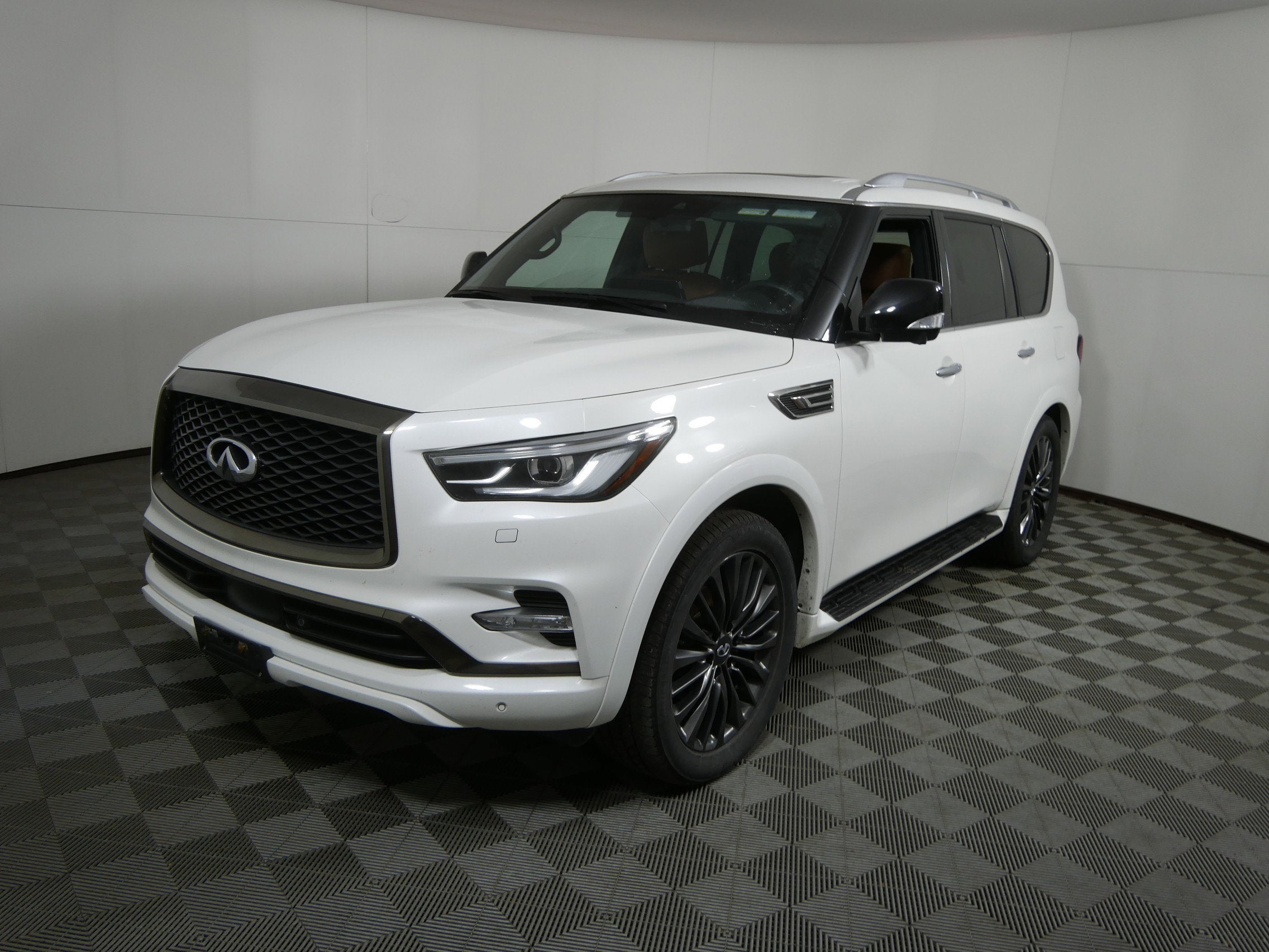 2023 INFINITI QX80 LUXE