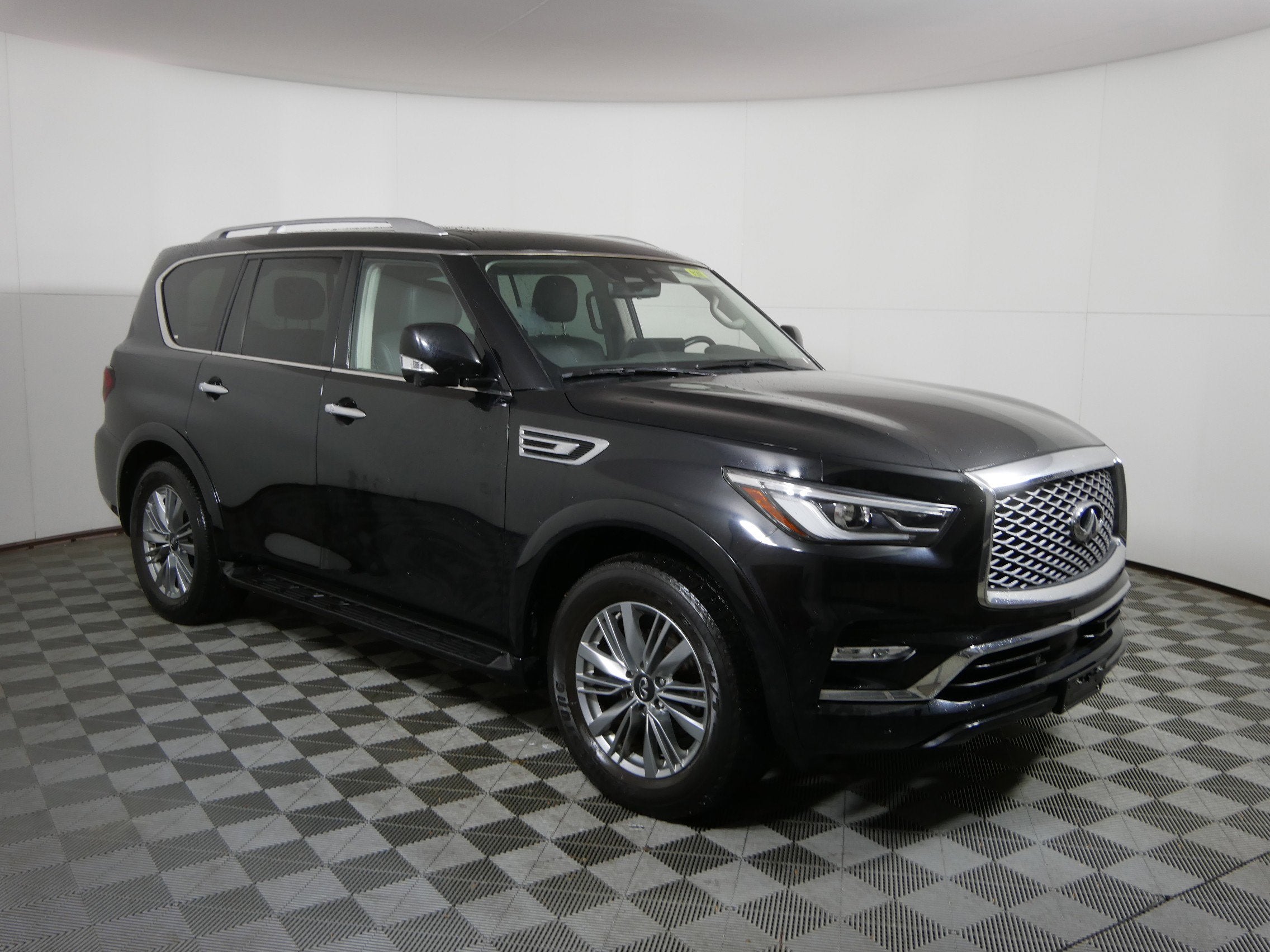2022 INFINITI QX80 LUXE