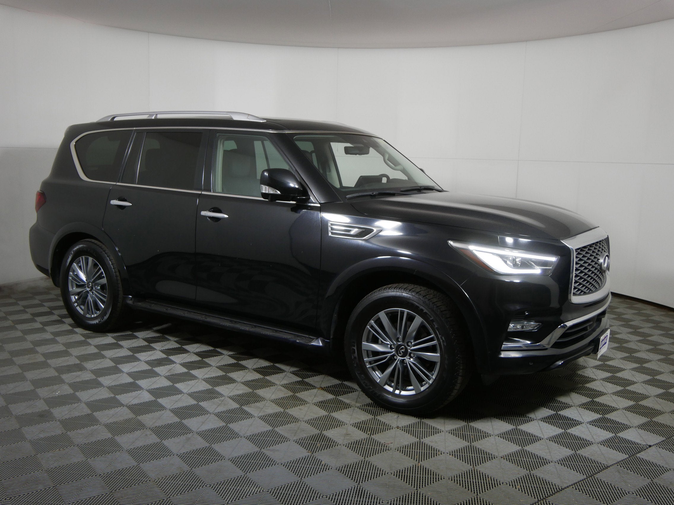 2022 INFINITI QX80 LUXE