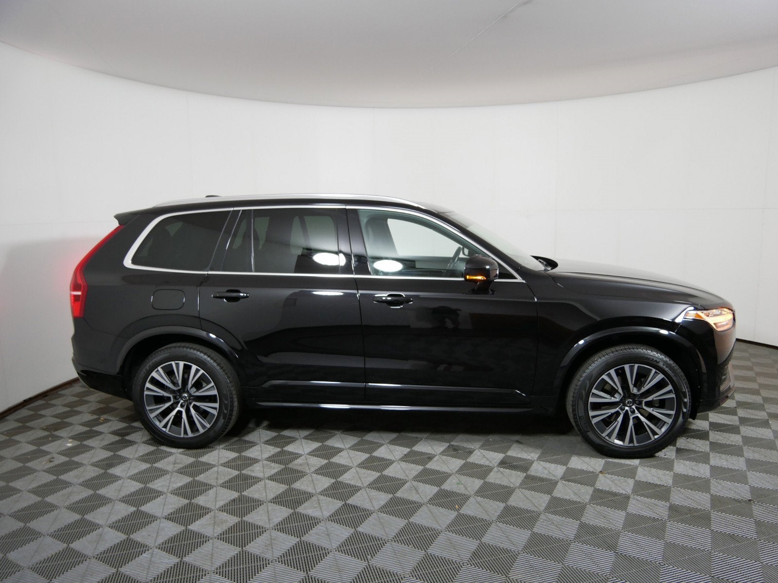 Used 2020 Volvo XC90 Momentum with VIN YV4102PK5L1619759 for sale in Minneapolis, Minnesota